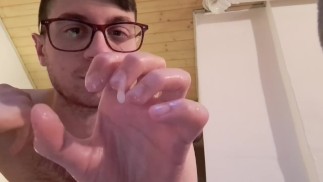 Faccio colare la sborra densa dalla mia mano