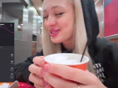 МОЙ ДРУГ УПРАВЛЯЕТ МОИМ ВИБРАТОРОМ LUSH В ОБЩЕСТВЕННОМ МЕСТЕ - Screenshot 6 of 16 - Public