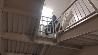 MILF éjacule dans les escaliers d’une parkade publique