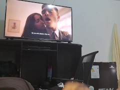 Estoy tomando un riesgo.. ¿cómo reaccionará mi cuñada? Muestro mi gran polla me empieza a masturbar