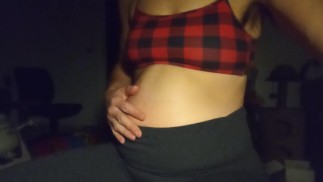 Aufgeblähter Bauch in Yogahosen 1