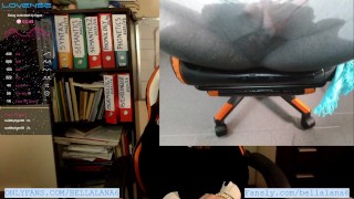 Leraar kan niet stoppen met spuiten in haar leggings tijdens de les (weelderige controle)