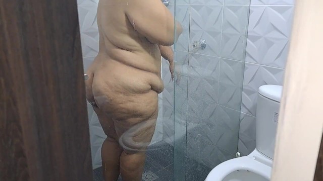Я прерываю свою мачеху в душе, чтобы она могла пососать мой член. От первого лица