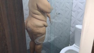 J’interromps ma belle-mère sous la douche pour qu’elle me suce la bite. POV