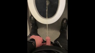 飛行機のトイレで飛行中におしっこ|Pov