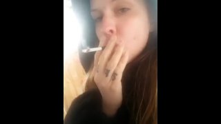 Stoner Beth fumando un cigarrillo de marihuana afuera