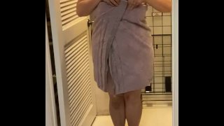 Mollige modellenbureau laat een verlegen vrouw wisselen Into een handdoek