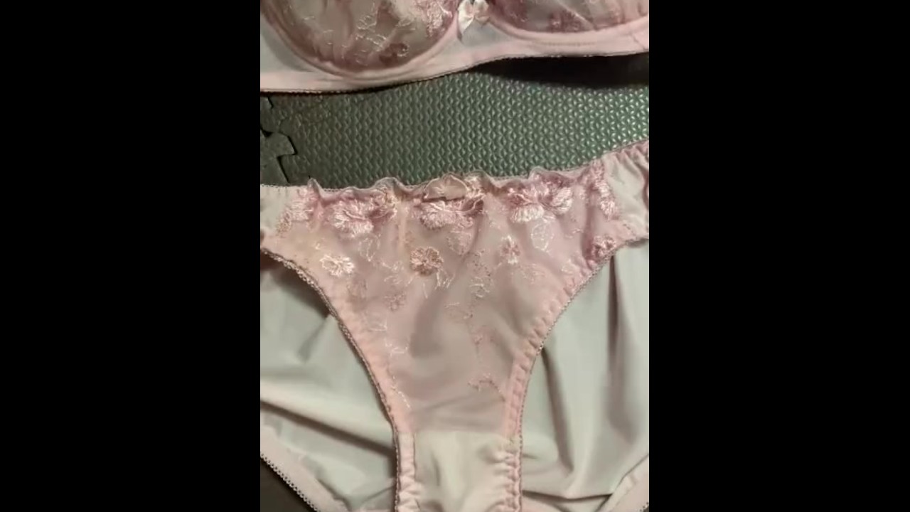 脱ぎたてパンティ 50歳の成熟した妻の脱ぎたてパンティとブラジャーです。汚れています。 - Pornhub Gay