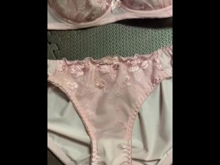 50歳の成熟した妻の脱ぎたてパンティとブラジャーです。汚れています。