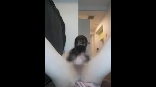 Transseksuelle udvider sin glatte anal med en dildo og kommer mens hun knepper!