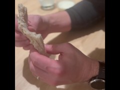 French Perverse mâche, crache et écrase le sandwich de son soumis.