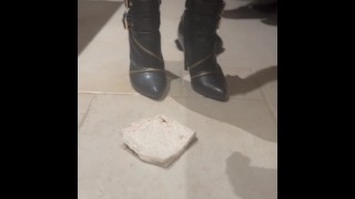 French Perverse kaut, spuckt und zerdrückt das Sandwich ihrer Unterwürfigen.