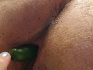 Follando Mis Dos Agujeros Con un Corte Jalapeño Hace que Mi Pequeña Polla me Corra Duro