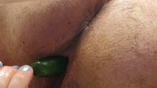 Follando mis dos agujeros con un corte jalapeño hace que mi pequeña polla me corra duro