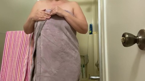 Curvy Modeling Agency Has A 🙈 Shy Woman Open Her Towel And Demonstrate How To Use A Vibrator