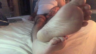 ПАПА НОГАМИ И ПАЛЬЦАМИ НОГ, ПОКА НЕ ПОДУЕТ