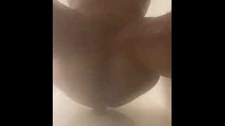 Cachorrinho dildo no chuveiro