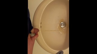 跨性别男人在水槽里撒尿