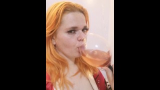 рыжеволосая сексуальная девушка пьет виноградную лозу и мечтает о тебе