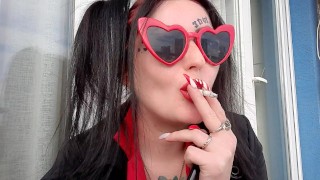 Fetiche de fumar sexy de Dominatrix Nika. Mistress fuma 2 cigarrillos