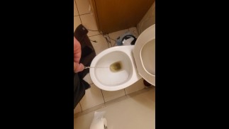 Сильный поток писает больше минуты в доме моих друзей. ;)