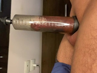 私の夫は私が彼に与えた陰茎ポンプで彼のペニスを成長させる彼のビデオを送りました