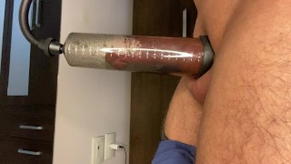 mi marido envió un video de él haciendo crecer su pene con la bomba de pene que le di