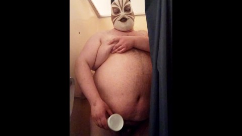 Fat cosplayer pours piss on himself