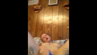 Bri spritzt für mich, während ich bei der Arbeit bin