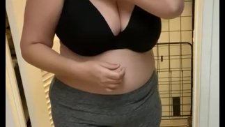 Босс унижает застенчивую женщину, заставляя ее снять бюстгальтер для осмотра тела