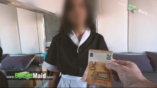 Homem oferece dinheiro para sua empregada fazer sexo com essa linda Latina de 18 anos (CREAMPIE)