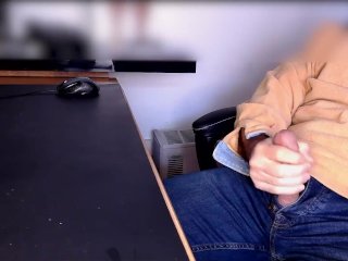 Monsieur se branle solo en regardant Porn Hub