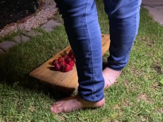 バレンタインデーの足とイチゴ