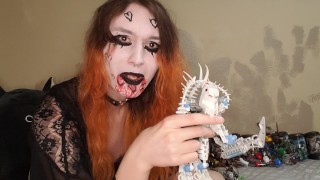 Goth Trans Girl insegna Bionicles Lore per San Valentino