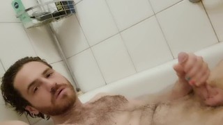 Hot mec poilu est devenu excité dans la baignoire. Secousses grosse bite