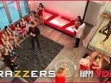 Brazzers- Bunny Colby、Keira Croft、Scarlit Scandal&Aubree Valentineパーティーの後に野生の乱交をする