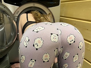 洗濯機で立ち往生し、犯されたセクシーな可愛い人 - Anny Walker