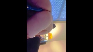 Mollige bi kerel heeft plezier met het berijden van vibrator pt2 ZO FUCKING HEET!!