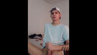 Hetero se masturba viendo porno gay 💯