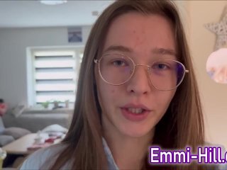 OUTDOOR SQUIRT!!! 18 jähriges Skinny teen fickt ihre große Pussy bis zum squirten.