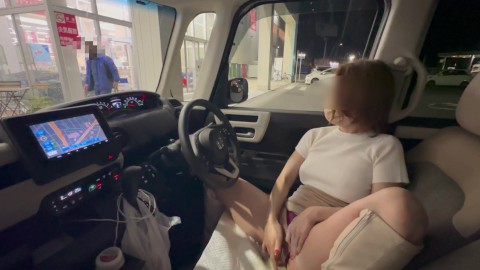 Uma MILF pervertida e de seios grandes que se masturba no carro em público mesmo que um jovem a veja♡