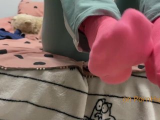 СЛИВ! ДРОЧУ СВОИ ПАЛЬЧИКИ НА НОГАХ ПОКА МУЖ СТОНЕТ В ВАННОЙ! FOOTJOB