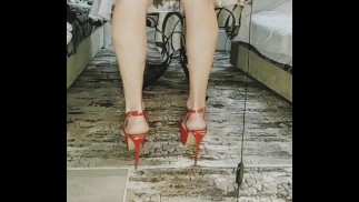 Fußfetisch Käfig und Plugged Sissy Crossdresser
