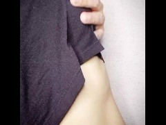 【オナニー大好きと変態人妻】　服の上から乳首オナニー　乳首がビンビン立って感じてるのがバレバレ! - Screenshot 8 of 16 - Japanese