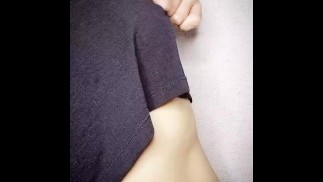 【自慰变态人妻】乳头遮住衣服自慰明显乳头挺立！