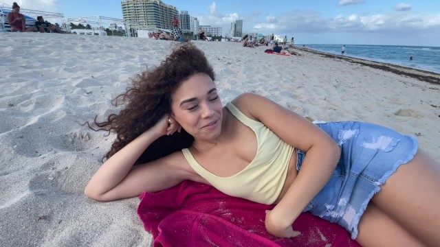 Kudrnatá exotická teenka podvede přítele během výletu v Miami (Bobbie Steel)