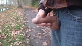 мастурбирует у канала