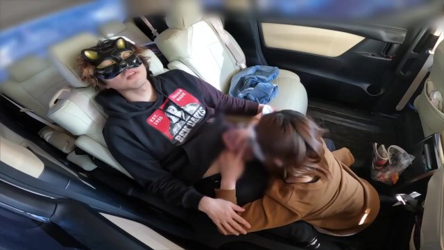 旦那と買い物中の人妻を誘惑して車に連れ込み中出しカーセックスした