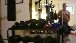Muskelmann mit nackter Brust tanzt im Gym