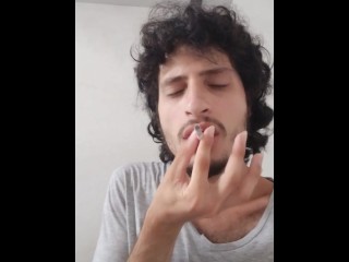 ブラジルの喫煙者、リラックスするためにシガーレットを取る
